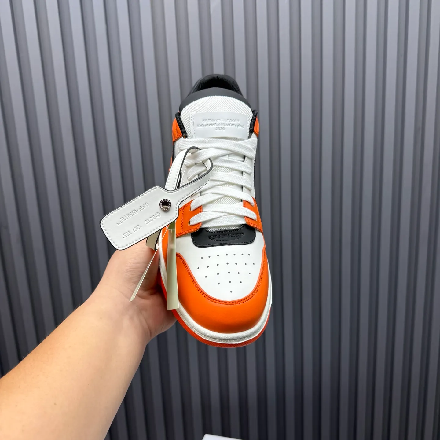 【off- white】P: 620💰Couple model👫, Size: 35-44 (Customized for men 38.45.46) High-quality version👊 "Out of office" series original molding, original lasting, production process 1:1 Original ➰OFF GRAY WHITE OW ➰ First-layer cowhide Imported skin-friendly and environmentally friendly polyester mesh Original molding high elastic and environmentally friendly molding pad Made with the original lasting process. The original molded rubber outsole (never yellows and deforms) has a super correct shape, bright color and strong three-dimensional effect👍. Packaging💯Full set of packaging synchronized with the official website (branded paper, certificate of quality, branded cloth bag)